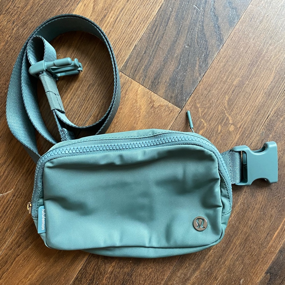 Lululemon everywhere belt bag